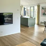 Modern Near Vesterlokken 펜션 *